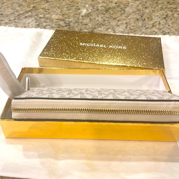 Michael Kors White and Gold Women's Wristlet NWT - Picture 6 of 10
